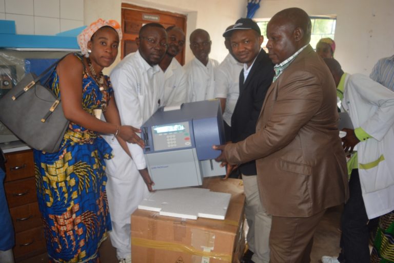 Remise officielle de l&rsquo;appareil de dosage de CD4