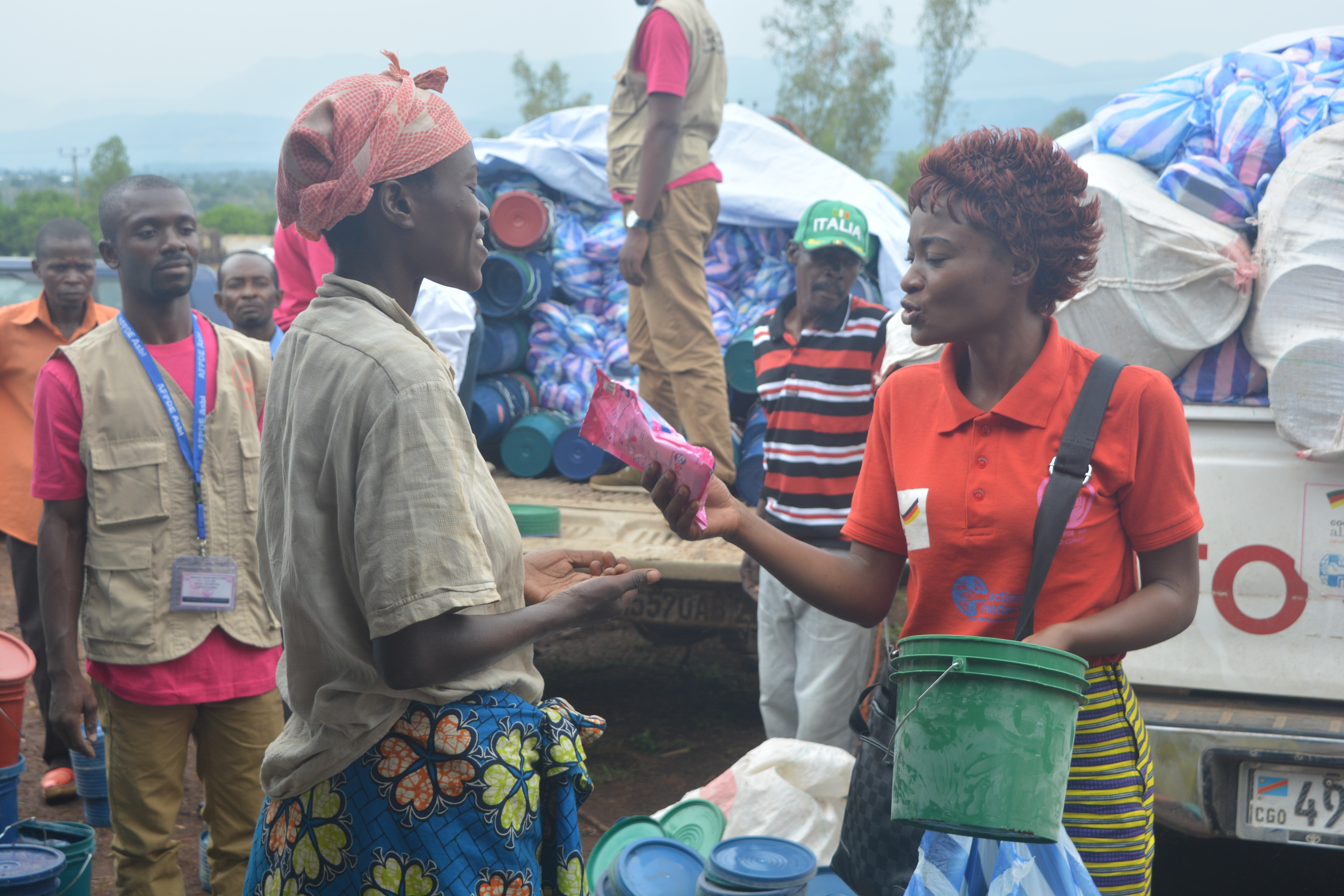 Distribution des kits hygiéniques au camp de transit de kamanyola