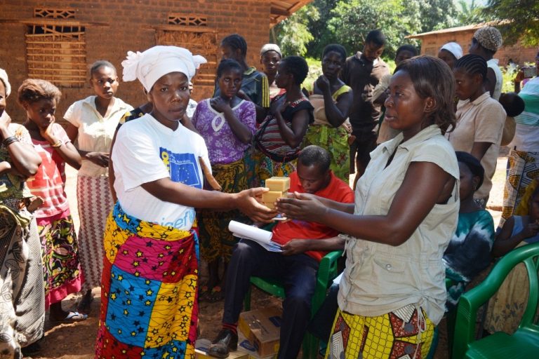 Distribution des savons dans la zone de santé de Nundu