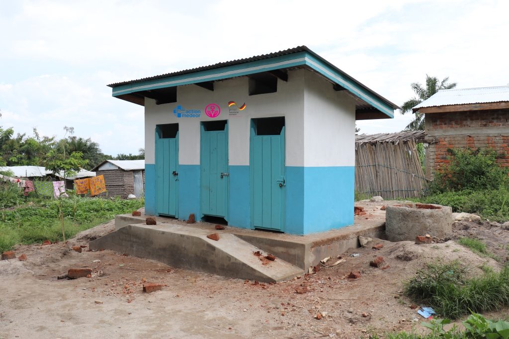 11 blocs de latrines VIP construits par AFPDE dans le camp des réfugiés de Lusenda.