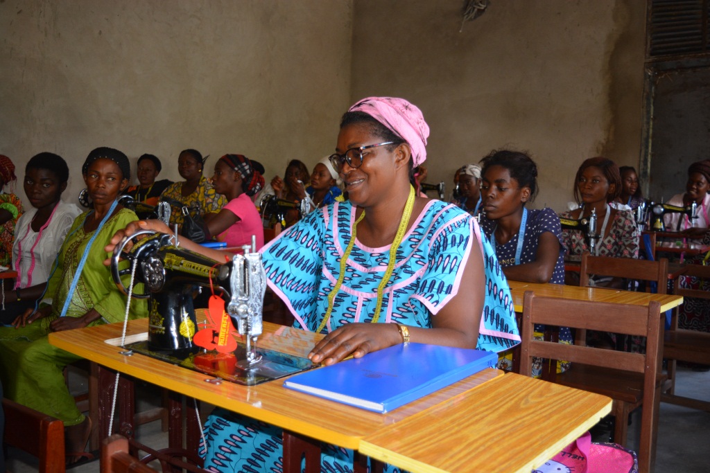 100 femmes et filles des quartiers Kalundu et Kilibula  en formation de coupe-couture