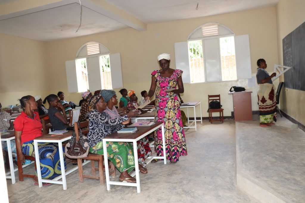 Lancement du programme d’alphabétisation des femmes membres de dix associations villageoises d’épargne et de crédit d’Uvira et Runingu au centre de formation pour jeunes filles et femmes de Kilibula.