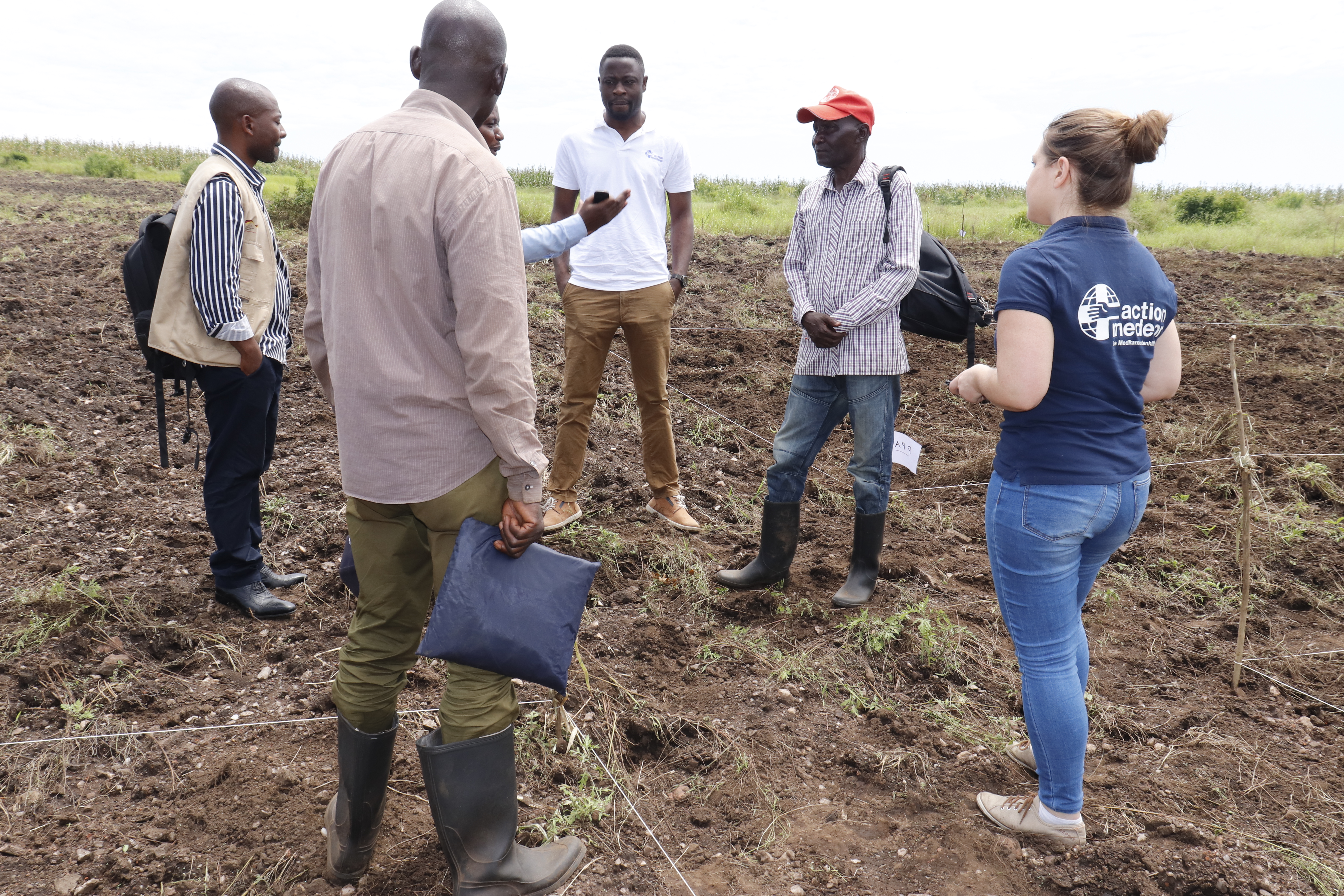 Visite des champs écoles paysannes par VERA, superviseur du projet santé-nutrition à Action Medeor