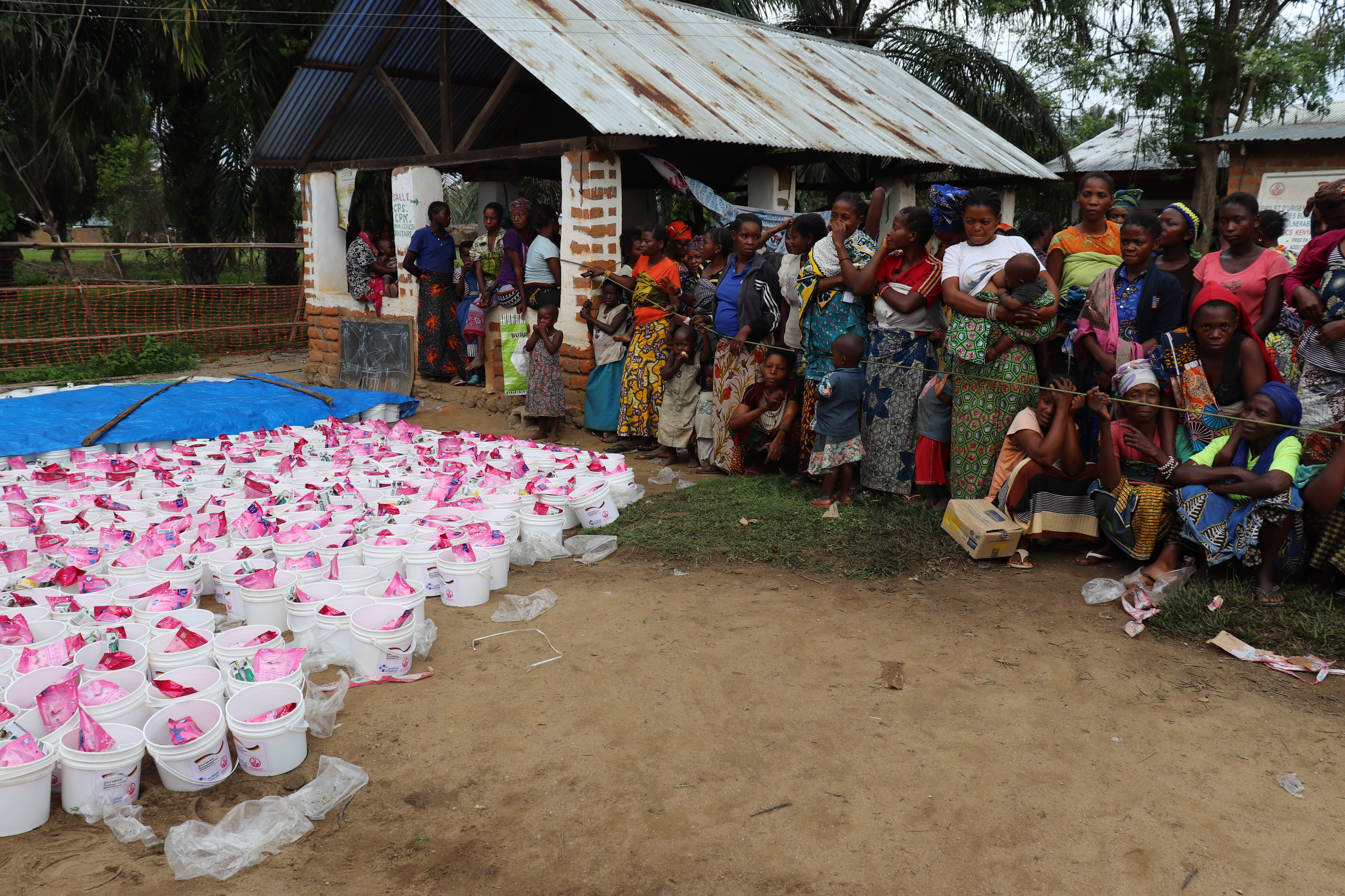 L’AFPDE a offert 17.000 kits hygiéniques et des masques contre la covid-19 aux femmes et filles, victimes des inondations dans les territoires de Fizi et Uvira