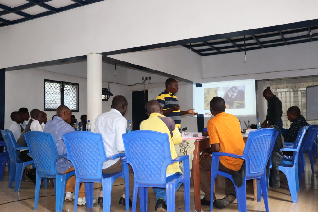 AFPDE asbl assure une formation à l’apiculture élémentaire aux membres de la coopérative des caféiculteurs Tuungane.