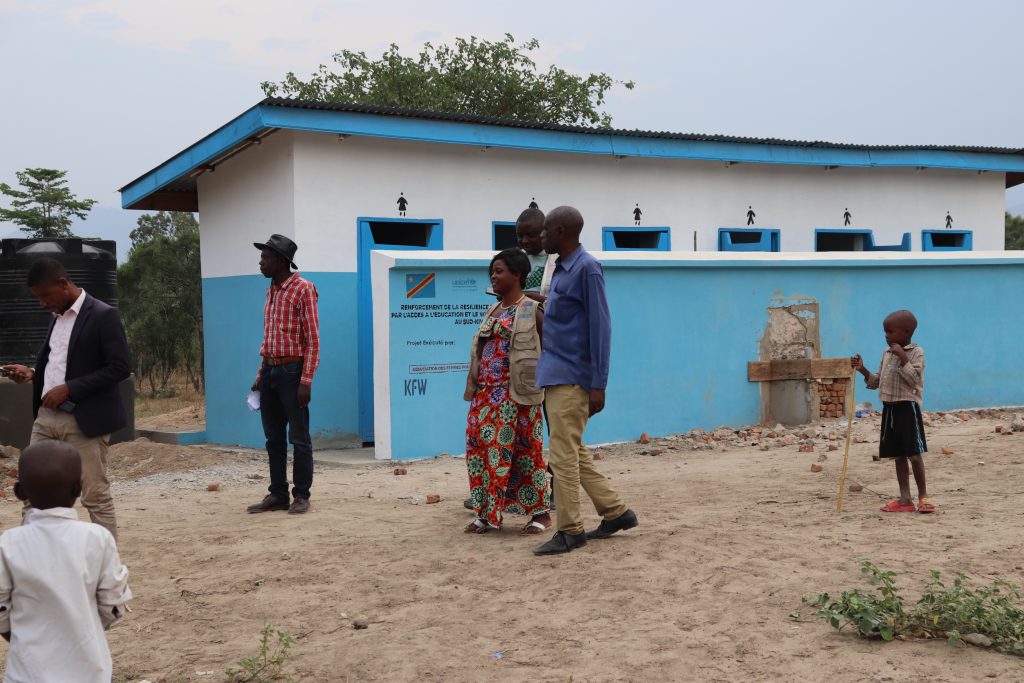 Remise des latrines, lave-mains et kits d’hygiène en milieux scolaires dans la zone de santé de Ruzizi par AFPDE