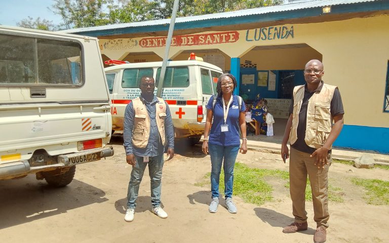 Madame SANDRA AFANOU en mission de contacts  dans la zone de santé de Nundu, territoire de Fizi