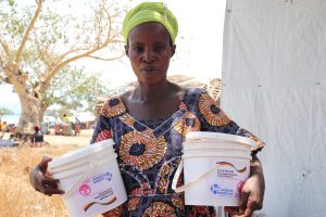 Filles et femmes en âge de procréation réfugiées burundaises vivant dans les camps de Lusenda et Mulongwe en territoire de Fizi bénéficient des kits de dignité pour leur hygiène