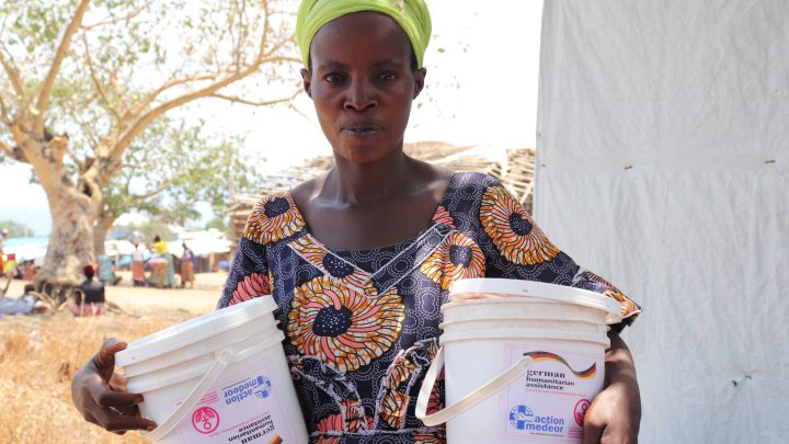 Filles et femmes en âge de procréation réfugiées burundaises vivant dans les camps de Lusenda et Mulongwe en territoire de Fizi bénéficient des kits de dignité pour leur hygiène