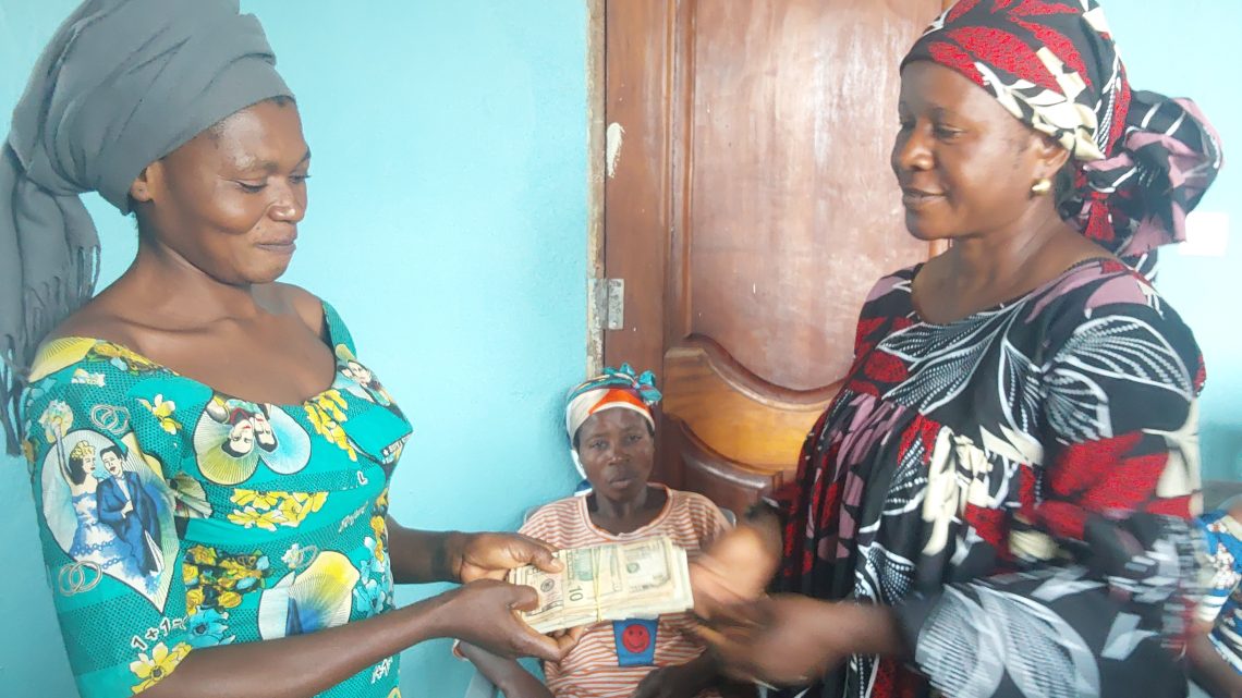Kamanyola : 52 femmes regroupées dans deux associations villageoises d’épargne et de crédit bénéficient chacune 100$ en appui au développement de leurs activités génératrices de revenu.