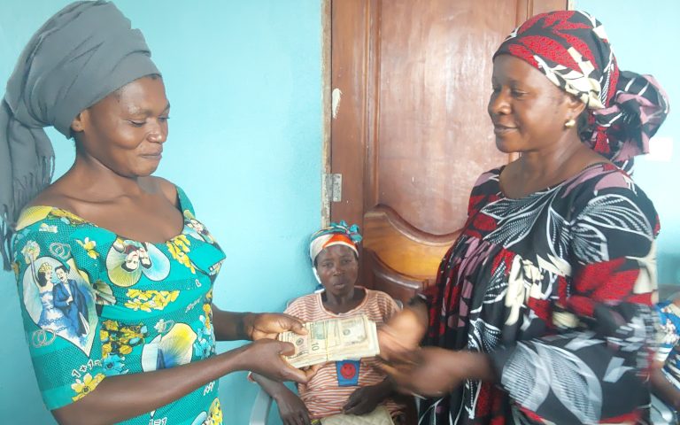 Kamanyola : 52 femmes regroupées dans deux associations villageoises d’épargne et de crédit bénéficient chacune 100$ en appui au développement de leurs activités génératrices de revenu.