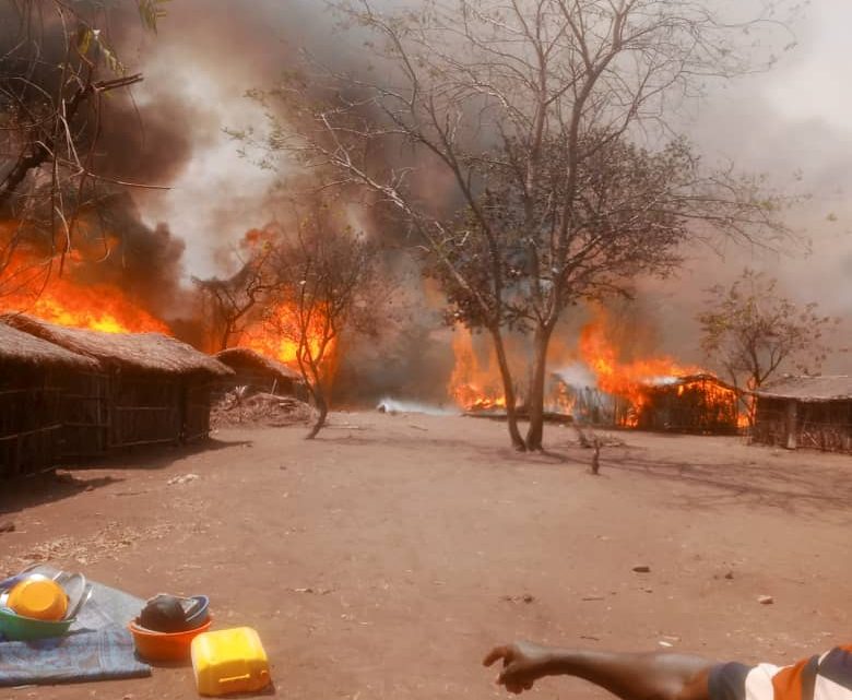 Une centaine des maisons détruites par l’incendie au site des PDIs à Malicha, groupement de Balala Sud, Secteur de Mutambala